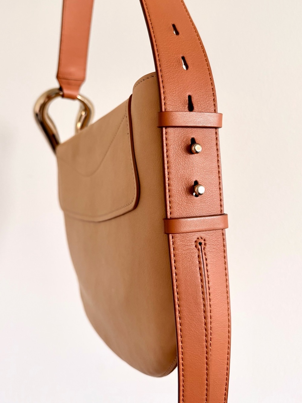 Chloe Kiss Sandy Beige Leather Hobo Bag - Picture 7 of 16